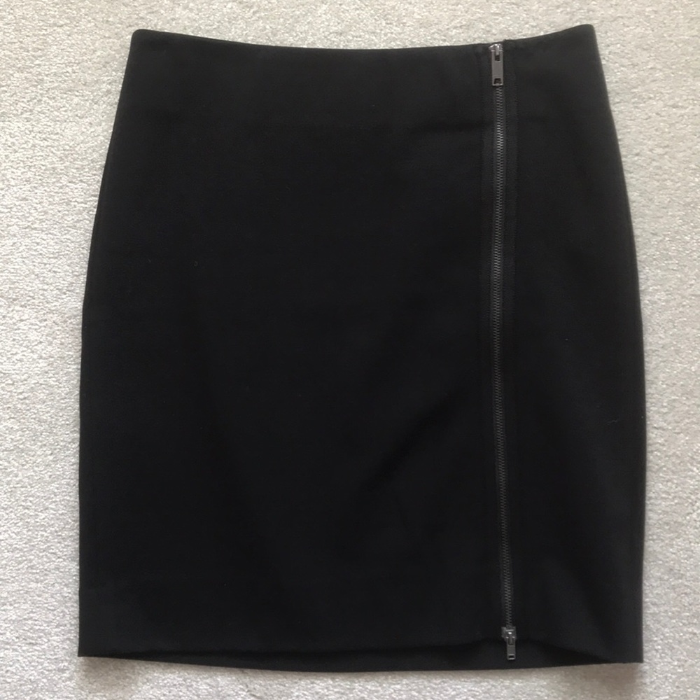 Cute DKNY skirt with zipper detail